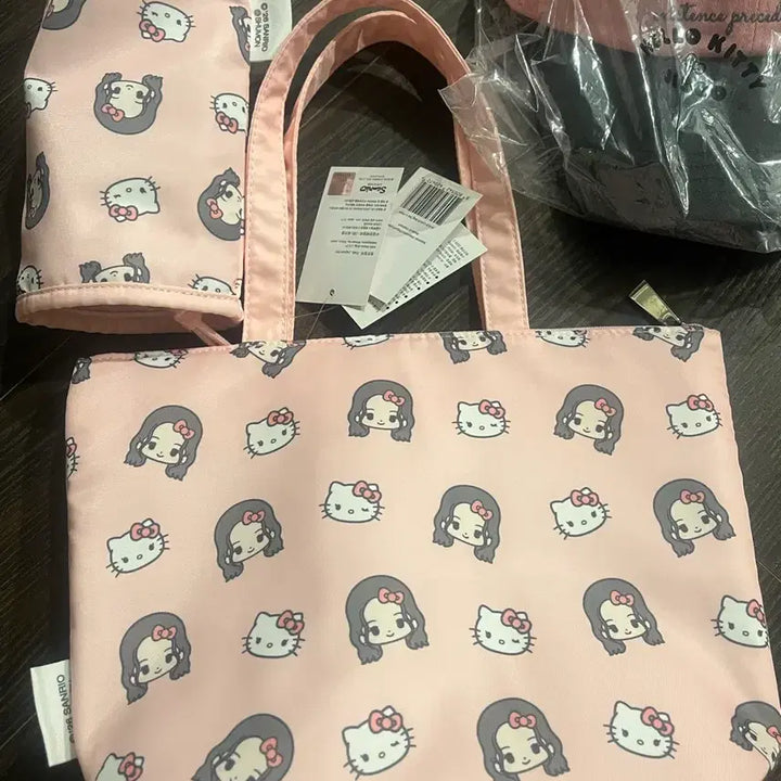 [BUNJANG] Jisoo Kitty Cooler Bag &amp; Cap Set / 지수 키티 보냉백 + 캡모자 세트