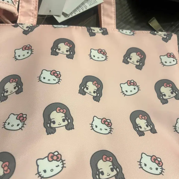 [BUNJANG] Jisoo Kitty Cooler Bag &amp; Cap Set / 지수 키티 보냉백 + 캡모자 세트