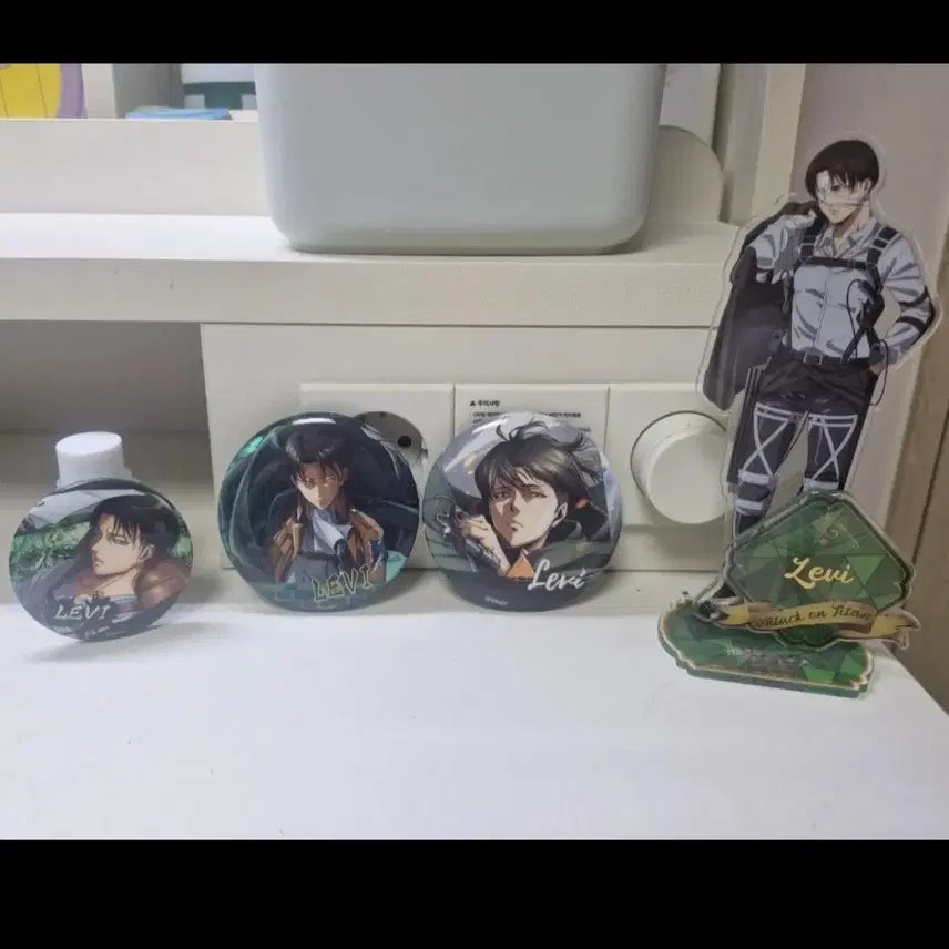 [BUNJANG] Attack on Titan Levi Acrylic Stand &amp; Can Badge Set / 진격의 거인 리바이 아크릴 스탠드, 캔뱃지