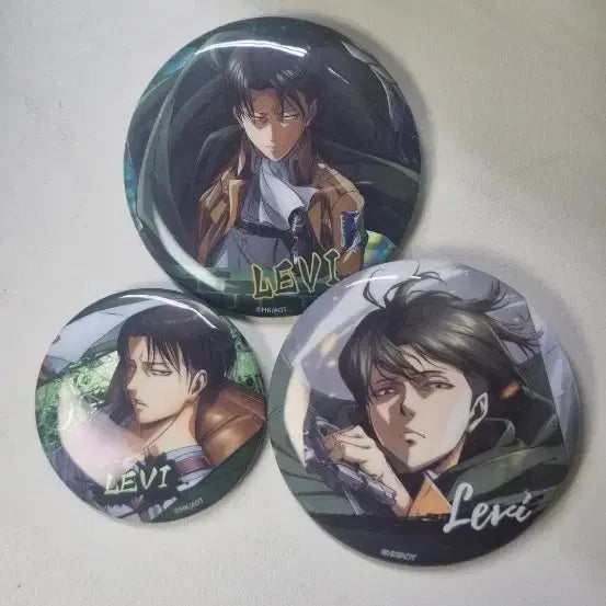 [BUNJANG] Attack on Titan Levi Acrylic Stand &amp; Can Badge Set / 진격의 거인 리바이 아크릴 스탠드, 캔뱃지