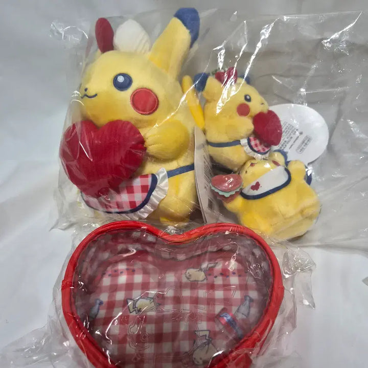 [BUNJANG] Pokemon Diner Pikachu Medium Plush, Hamburger, Heart, Keyring, Pouch Bundle Set / (새상품) 포켓몬 다이너 피카츄 중형인형 햄버거 하트 키링 파우치 4종 일괄