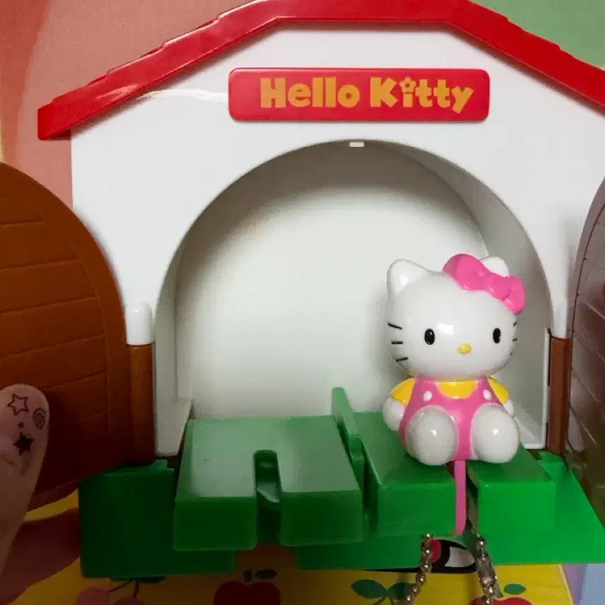 [BUNJANG] Classic Kitty House-Shaped Key Holder / 고전 키티 집모양 열쇠걸이