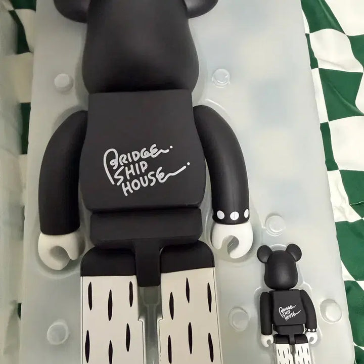 [BUNJANG] Bearbrick Matthew 400% &amp; 100% Set / 베어브릭 매튜 400 100 세트