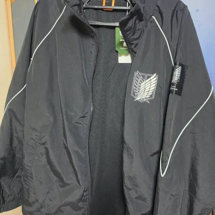 [BUNJANG] Attack on Titan SPAO Windbreaker Jacket (L) / 진격의거인 스파오 윈드브레이커 바람막이 L사이즈 양도합니다