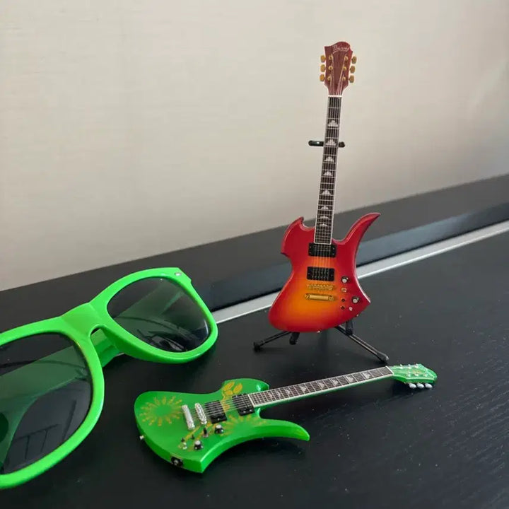 [BUNJANG] Hide Guitar Miniature + Hide Sunglasses Bundle Set / 히데 hide 기타 미니어처 + 히데 선글라스 일괄