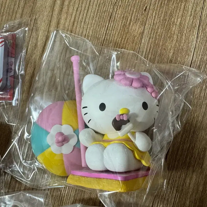 [BUNJANG] Sanrio Hello Kitty Tanning Kitty Figure &amp; Keyring Set (9 Types) / 산리오 헬로키티  태닝키티 피규어 및 키링 세트 (9종)