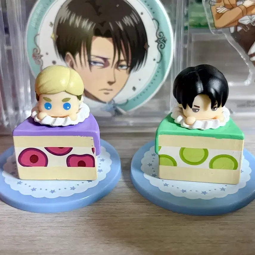[BUNJANG] Attack on Titan Erwin &amp; Levi Cake Figure Set / 진격의 거인 엘빈, 리바이 케이크 피규어