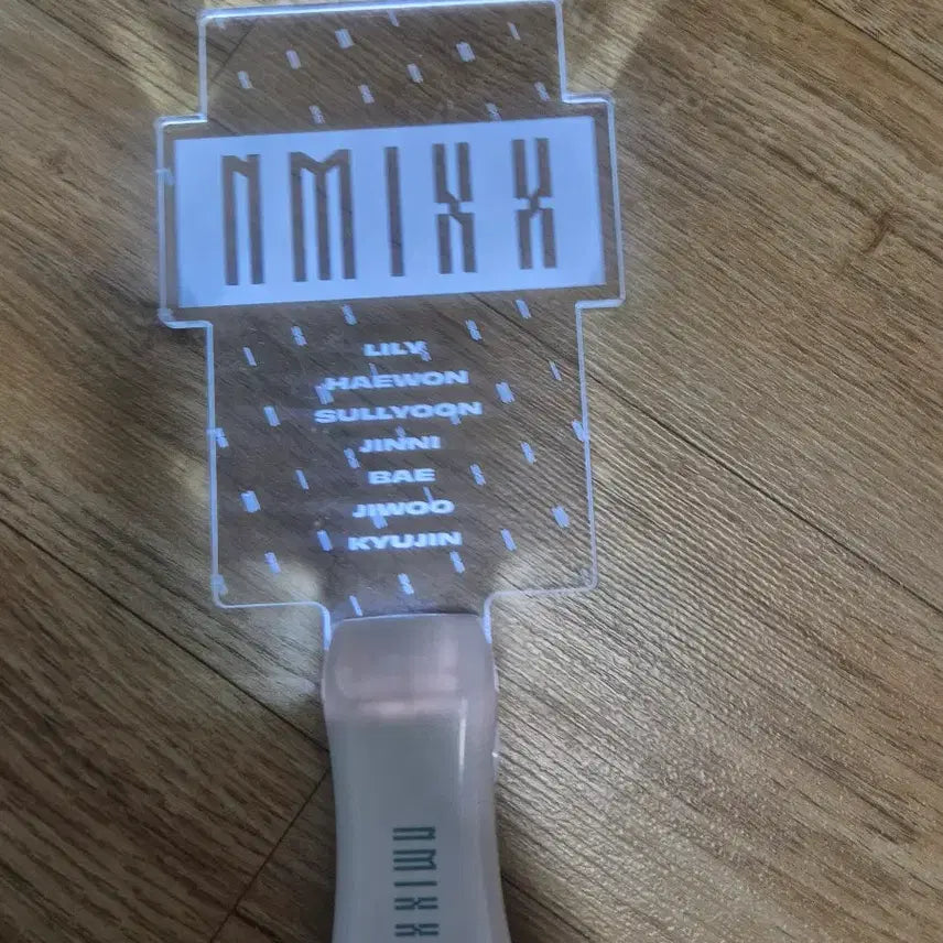 [BUNJANG] NMIXX Temporary Acrylic Lightstick / 엔믹스 임시 아크릴 응원봉 라이트스틱