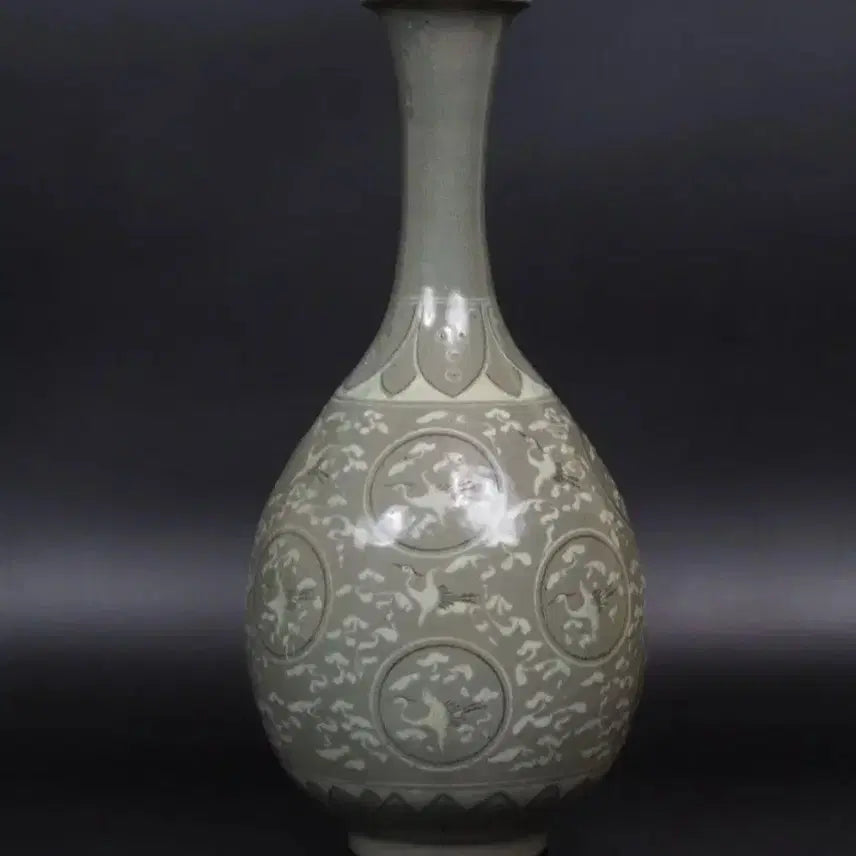 [BUNJANG] Celadon Inlaid Crane and Cloud Motif Vase / 청자 상감운학문매병