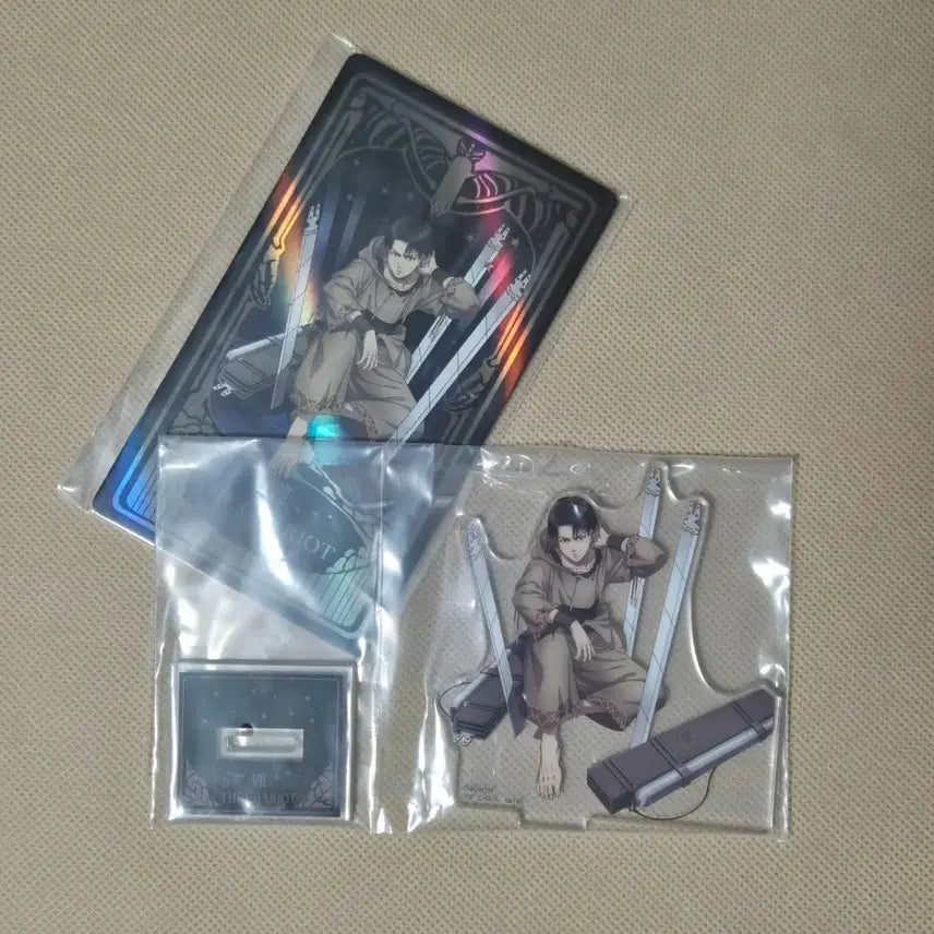 [BUNJANG] Attack on Titan Levi Acrylic Stand &amp; Tarot Card Bundle Set / 진격의 거인 쿠지 리바이 아크릴 스탠드, 타로 카드 일괄