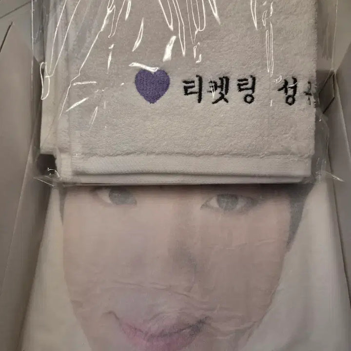 [BUNJANG] BTS Jin Run Seokjin Raincoat &amp; Towel Set (Sealed) / BTS 진 JIN 런석진 우비 , 수건 set 미개봉