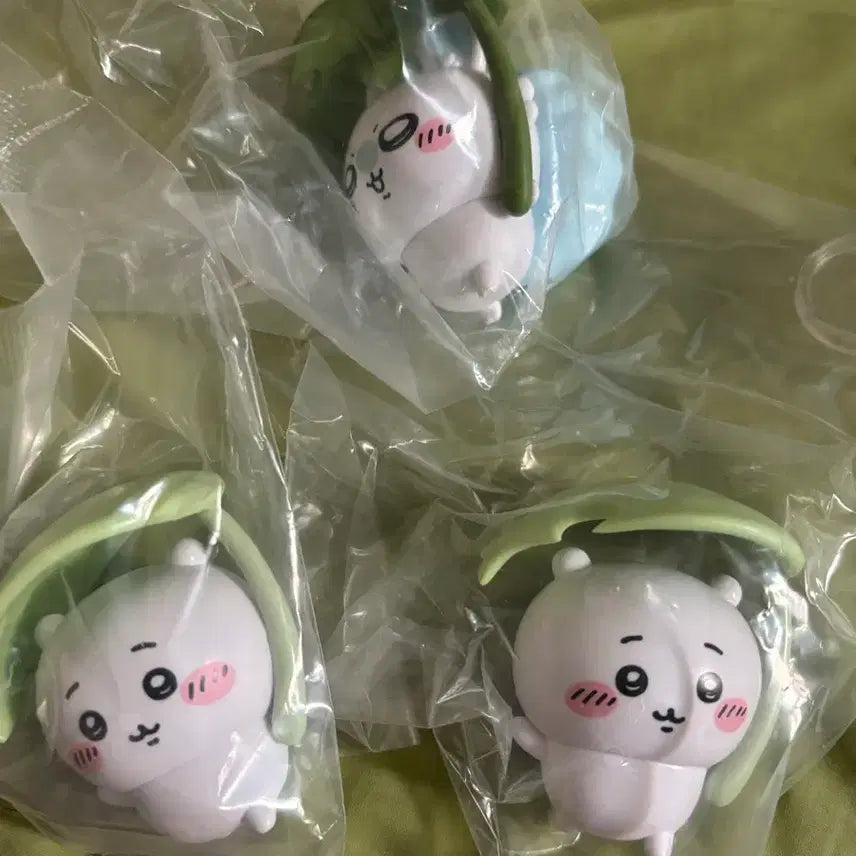 [BUNJANG] Chiikawa Momo-ga Leaf Figure / 치이카와 먼작귀 우산 나뭇잎 피규어 모몽가