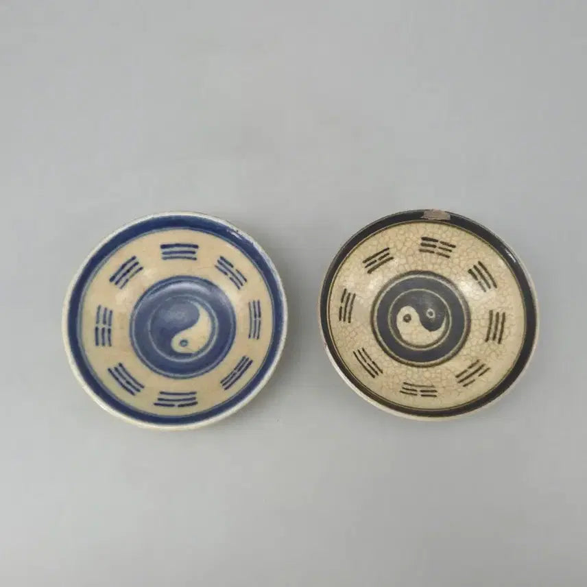[BUNJANG] Qing Dynasty Genuine Taegeuk Palgwae Pattern Celadon and Iron-Painted Tea Bowls (Set of 2) / 청말민국 진품 태극팔궤문 청화 철화 잔 2점 고도자 골동품