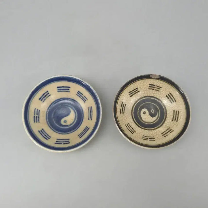 [BUNJANG] Qing Dynasty Genuine Taegeuk Palgwae Pattern Celadon and Iron-Painted Tea Bowls (Set of 2) / 청말민국 진품 태극팔궤문 청화 철화 잔 2점 고도자 골동품