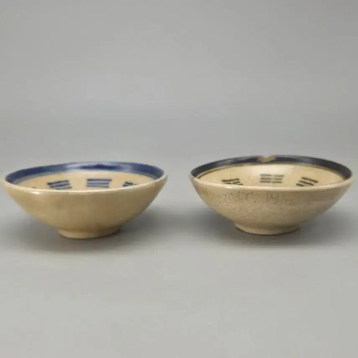 [BUNJANG] Qing Dynasty Genuine Taegeuk Palgwae Pattern Celadon and Iron-Painted Tea Bowls (Set of 2) / 청말민국 진품 태극팔궤문 청화 철화 잔 2점 고도자 골동품