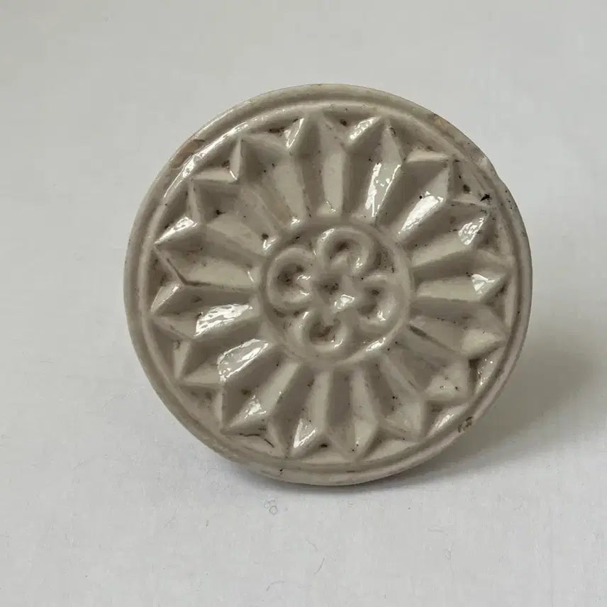 [BUNJANG] White Porcelain Chrysanthemum Pattern Rice Cake Mold / 국화문 백자 떡살 (도자기 떡도장)