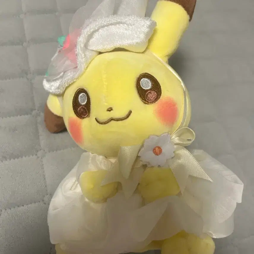 [BUNJANG] 2022 Easter Pikachu Medium Plush (No Keychain) / 2022 이스터 피카츄 중형 인형 (키링x)