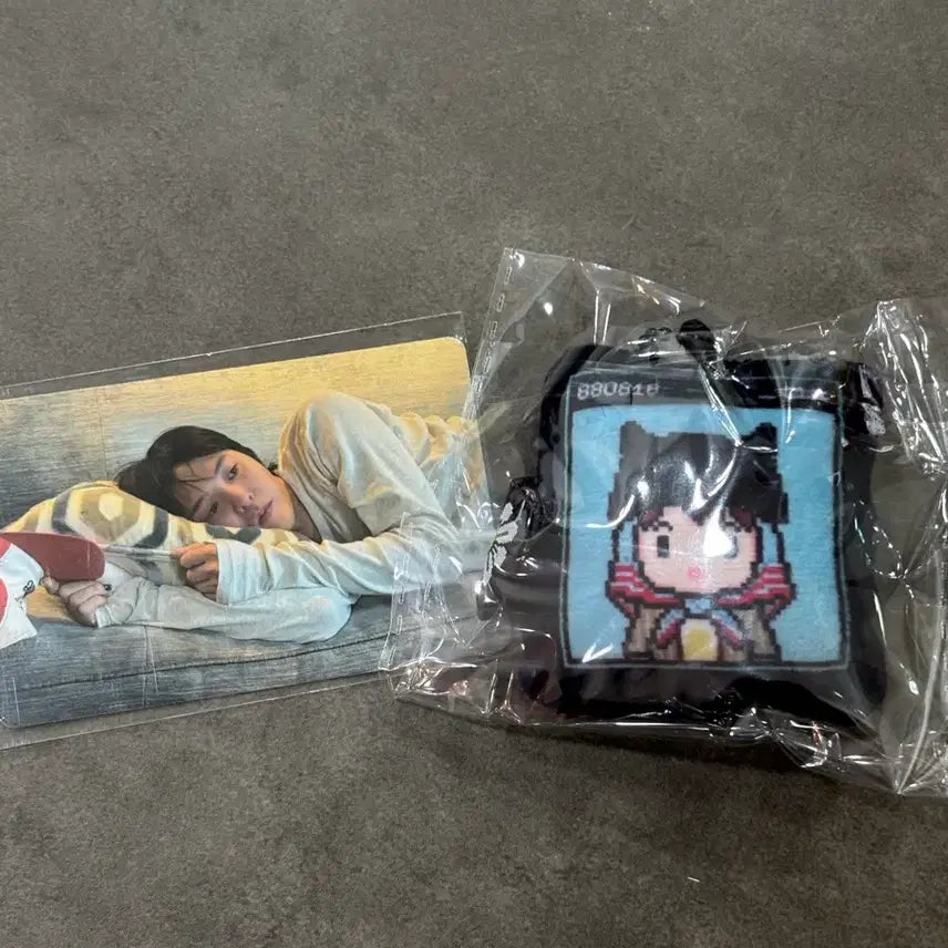 [BUNJANG] G-Dragon POB Photocard + Doll Set / 지드래곤 미공개 포카 + 인형
