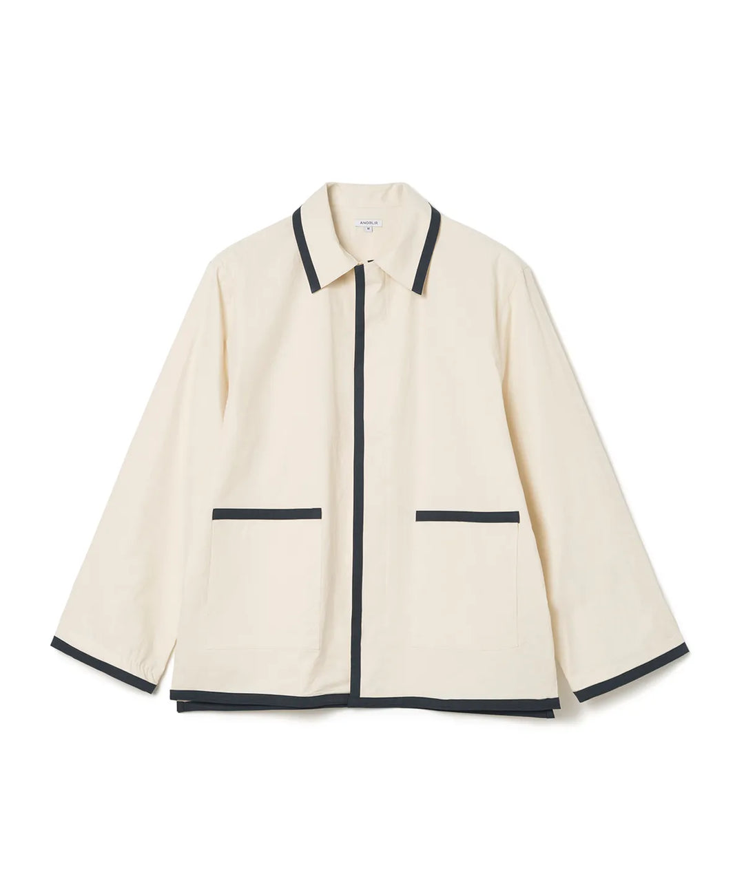 **QWER -Magenta Two-tone flared shirt [Ivory]