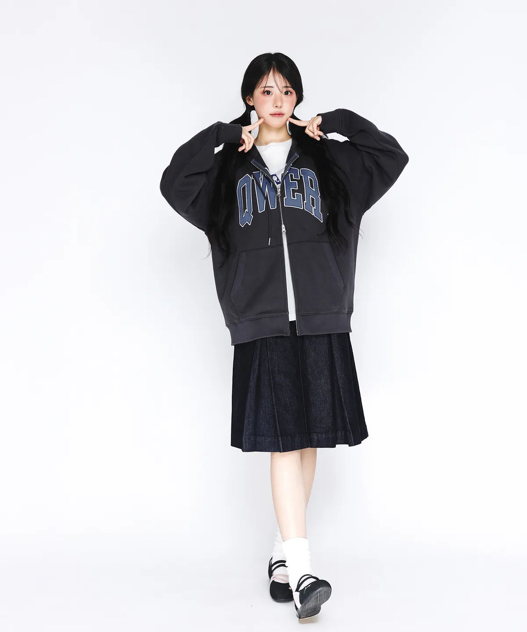 **QWER -Ames-Worldwide  QWER BASIC APPLIQUE HOODIE ZIP-UP DEEP CHARCOAL