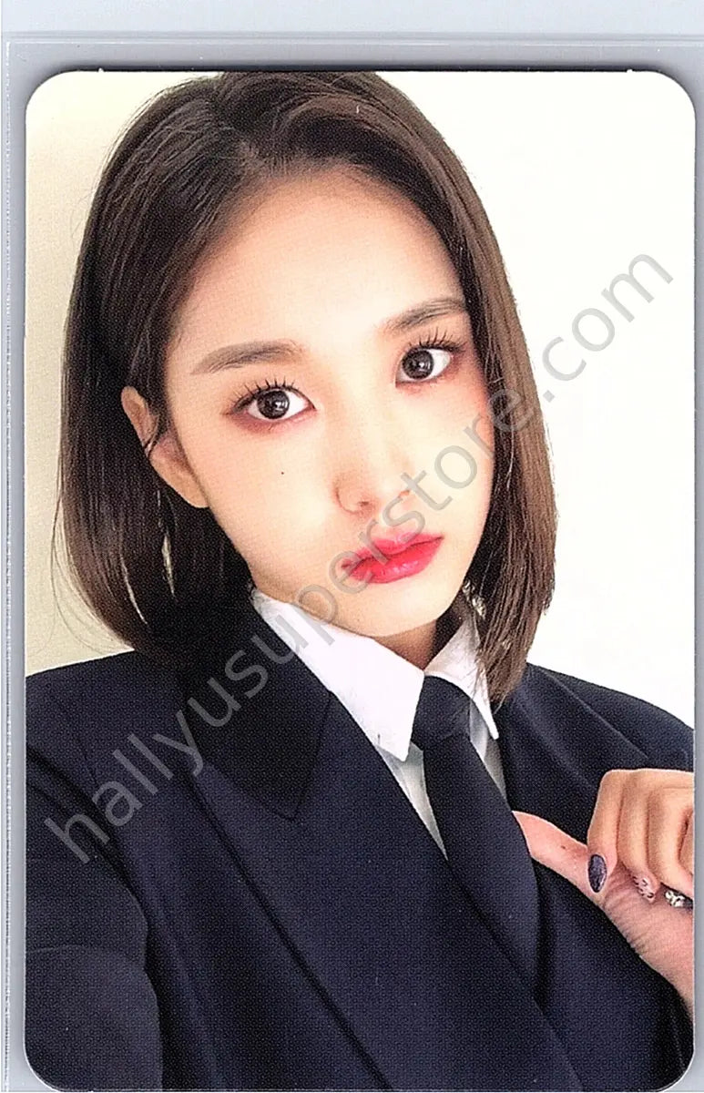STAYC - J - Holiday in STAYC (SWITH 1st Membership Kit)
