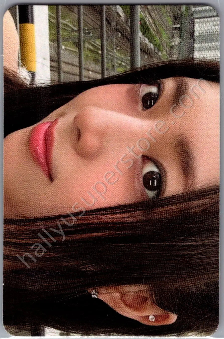 ITZY - Yuna - GOLD album photocard standard version