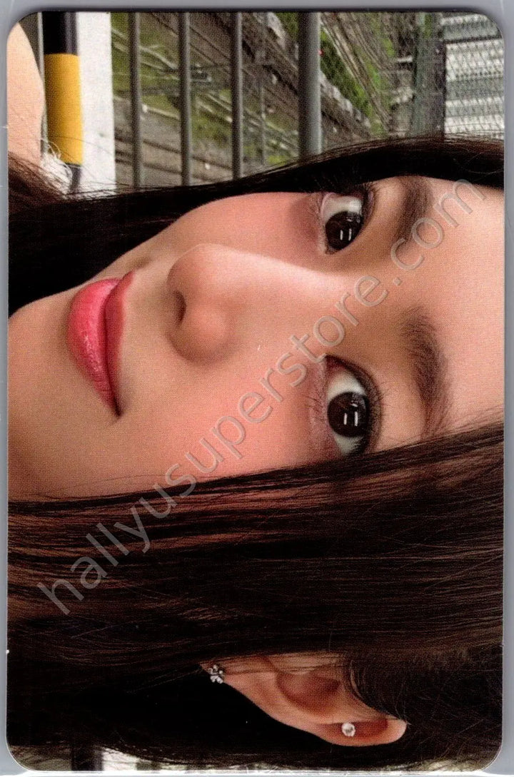 ITZY - Yuna - GOLD album photocard standard version