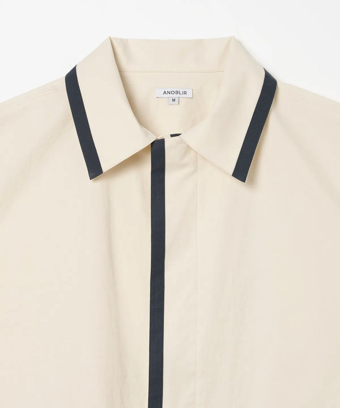 **QWER -Magenta Two-tone flared shirt [Ivory]
