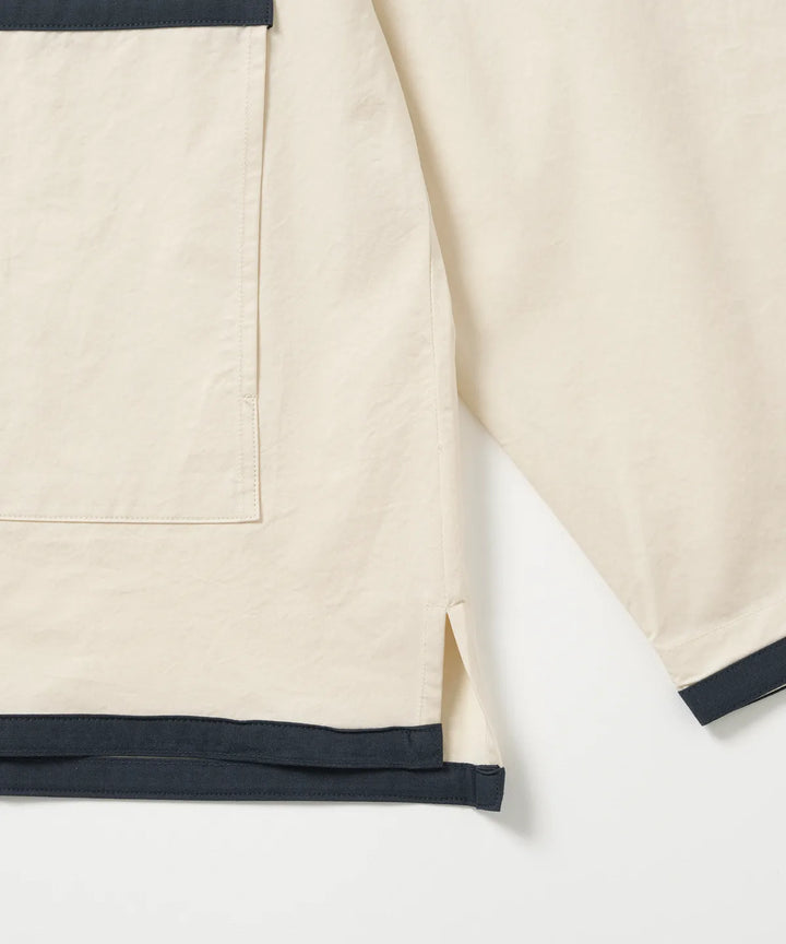 **QWER -Magenta Two-tone flared shirt [Ivory]