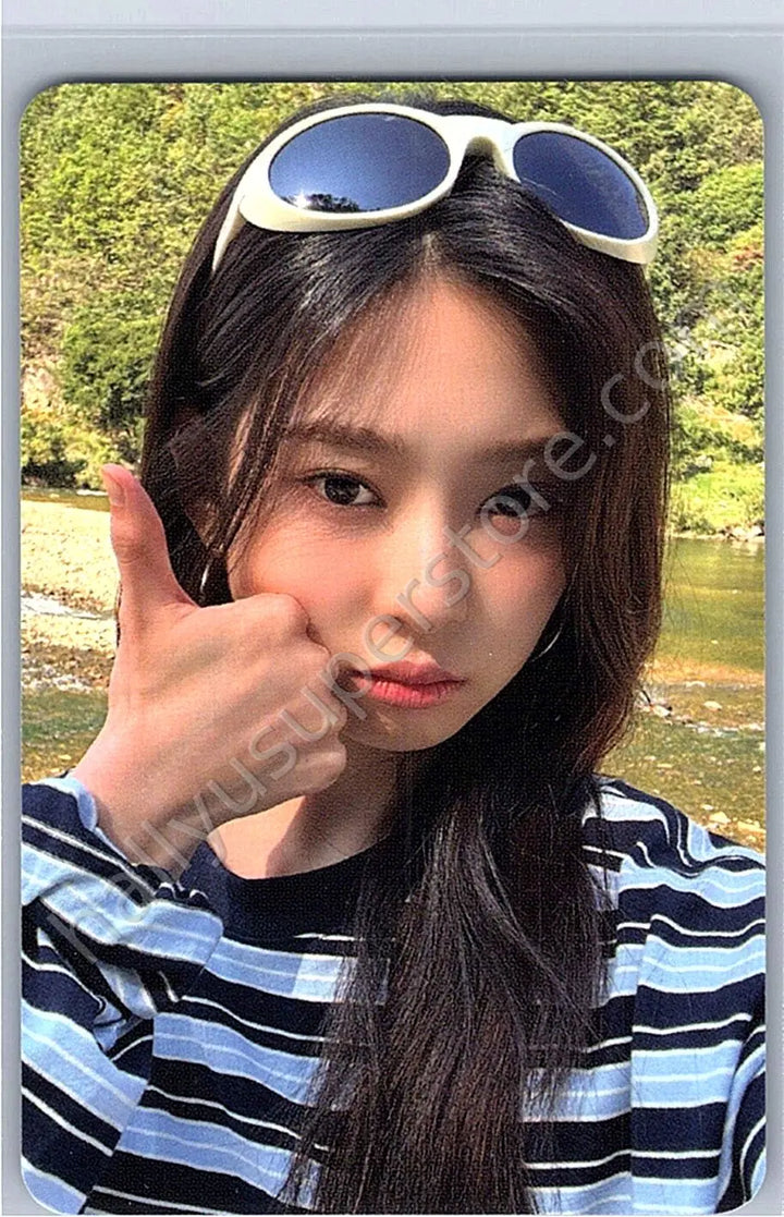 IZ*ONE - Minju - 2025 SEASON’S GREETINGS - Blooming Road photocard set