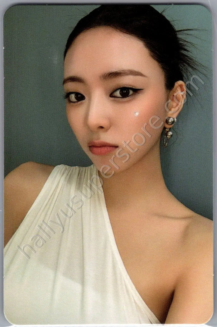 ITZY - Yuna - GOLD album photocard standard version