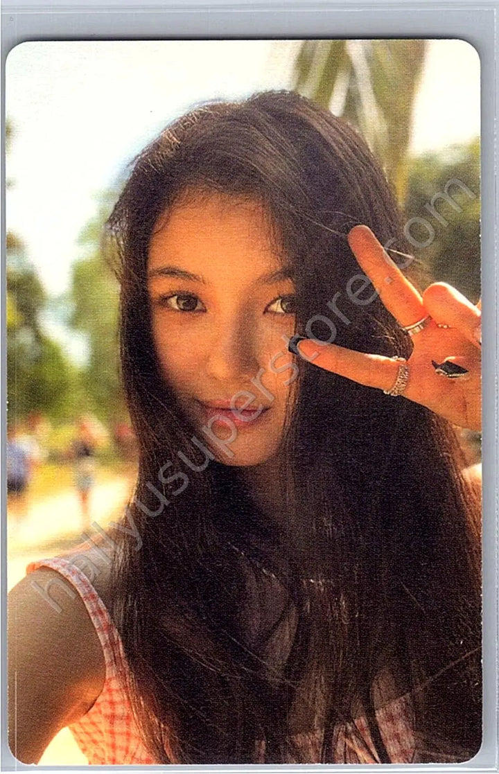 NewJeans - Danielle - NewJeans 1st EP “New Jeans” album photocard bluebook version danielle version