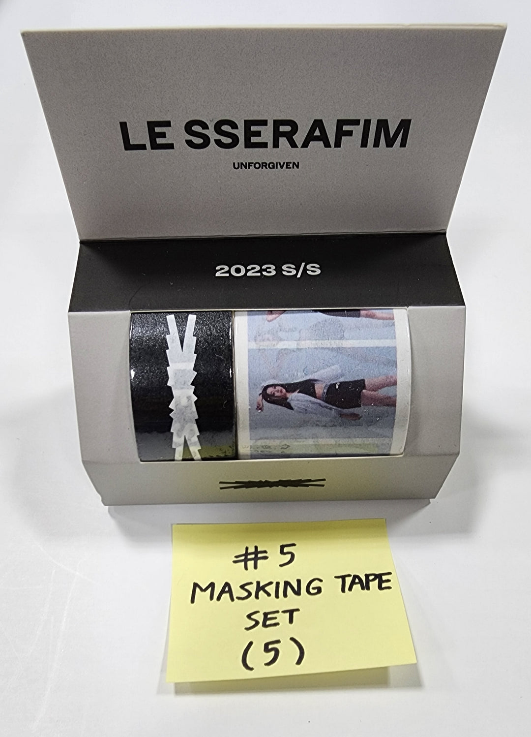 Le Sserafim - 2023 S/S Pop-up Store MD [バッジ、バッグ、フォトカード&amp;缶ケースセット、マスキングテープセット、4カットフォトセット、レンチキュラーフォトセット、ライトスティック] [8/7再入荷]