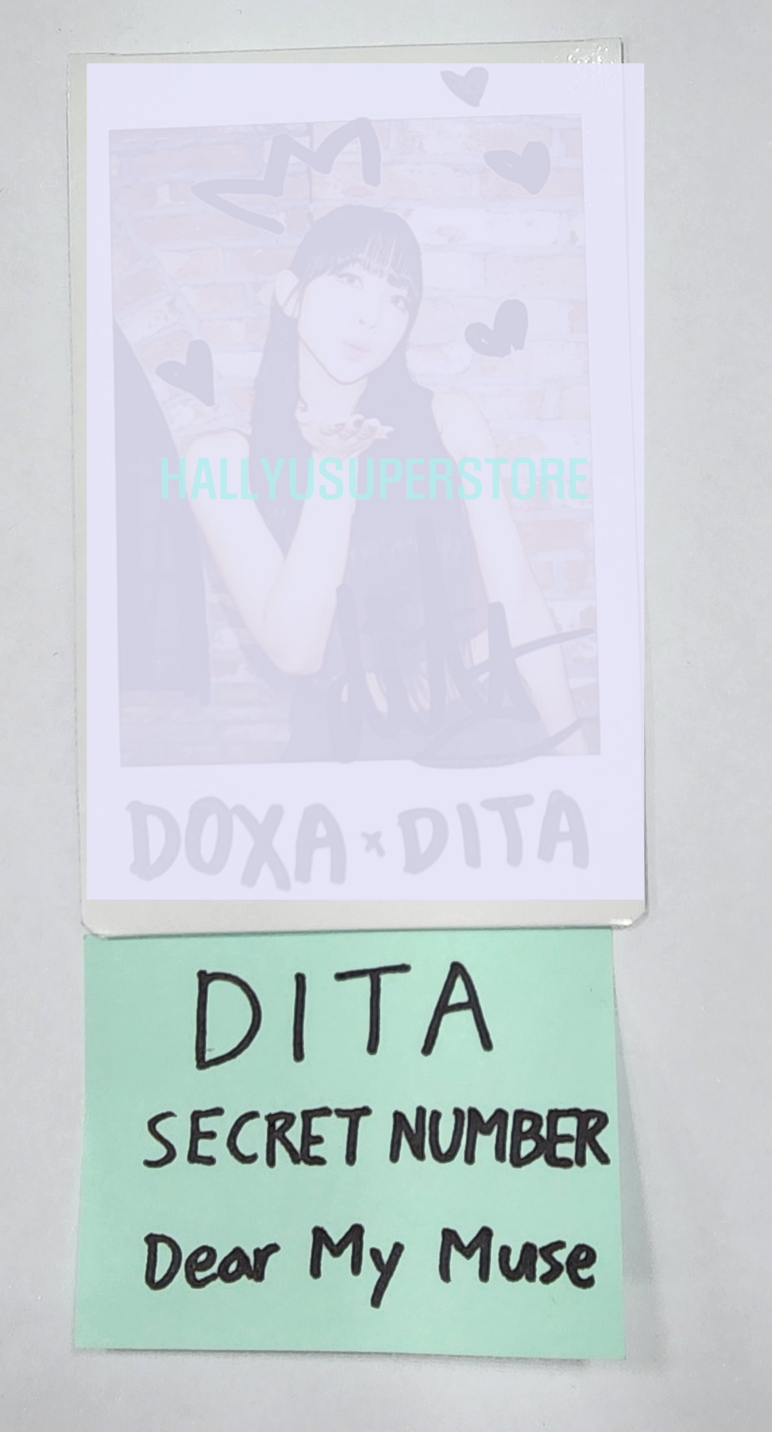 DITA (秘密番号)「DOXA」 - 直筆サイン入りポラロイド – HALLYUSUPERSTORE