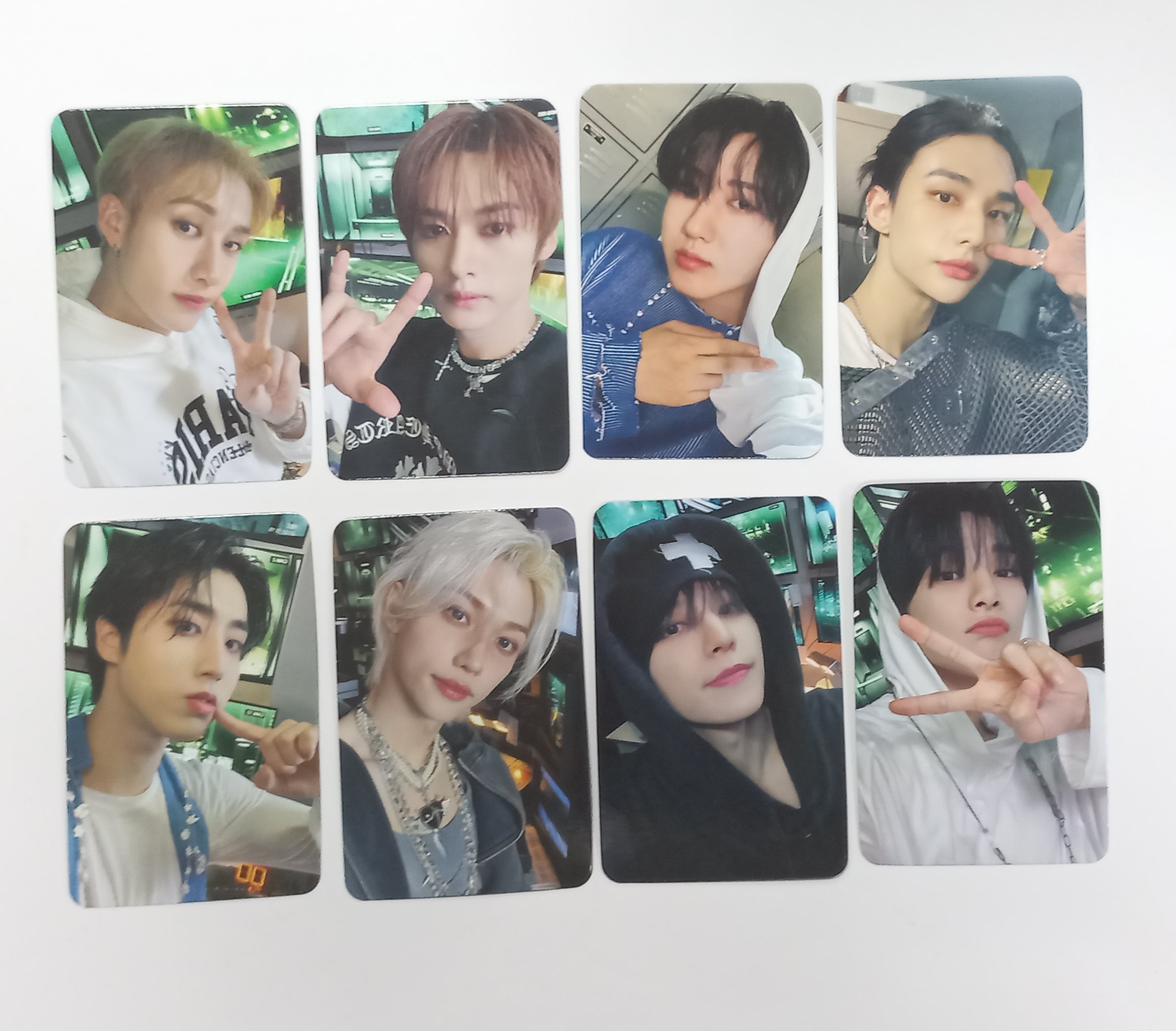 1 Minho high quality & 1 Hyunjin Apple Music Preorder Benefits Photocards