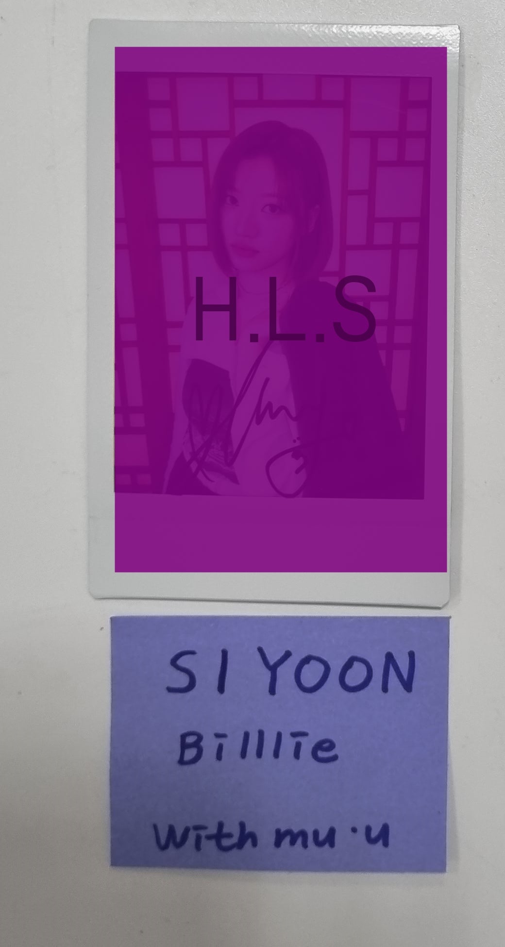 SIYOON (Of Billlie) 2024 SEASON’S GREETINGS - Hand Autographed(Signed) Polaroid [23.12.28]