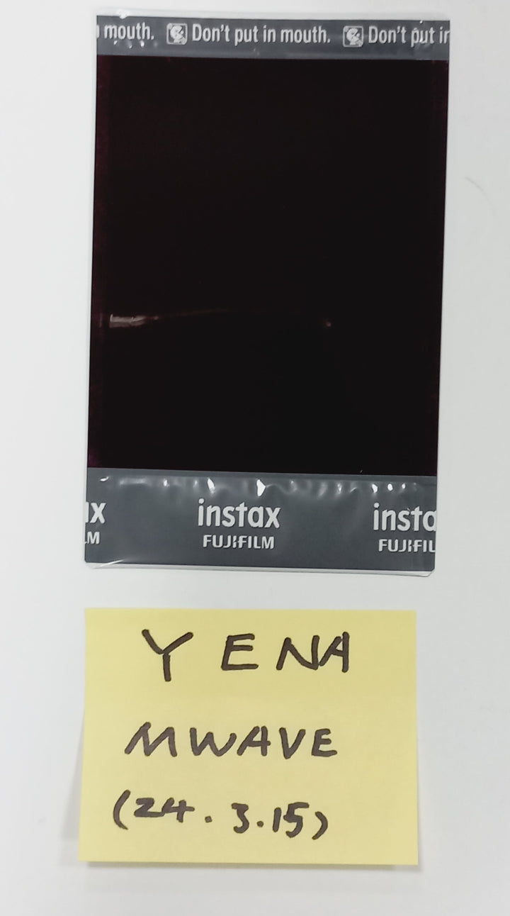 YENA "Good Morning" - Hand Autographed(Signed) Polaroid [24.3.15]