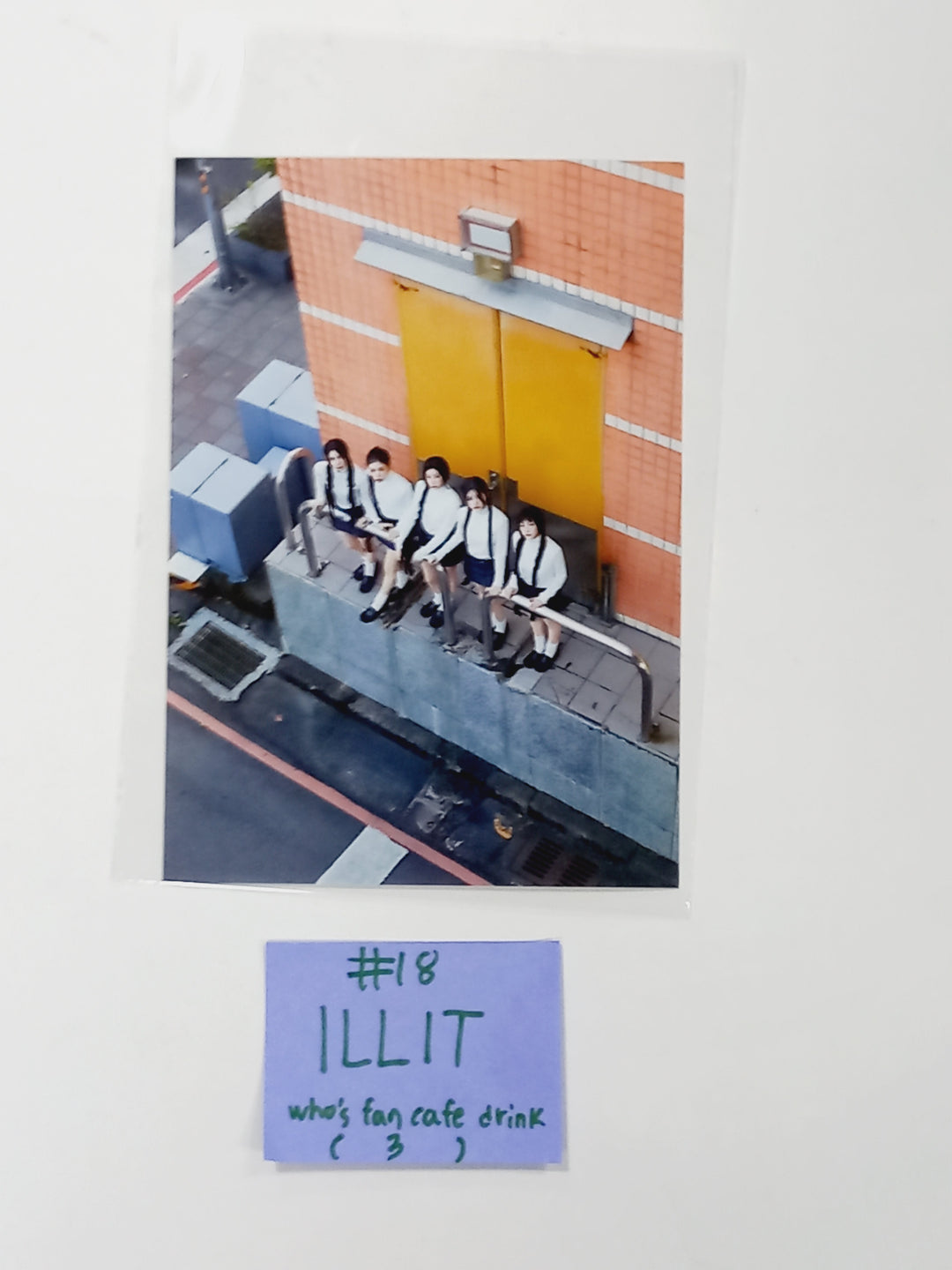 ILLIT 「SUPER REAL ME」 - Who's Fan Cafe Luckydraw イベント PVC フォトカード、ドリンクイベント 4 x 6 写真 [24.3.29]
