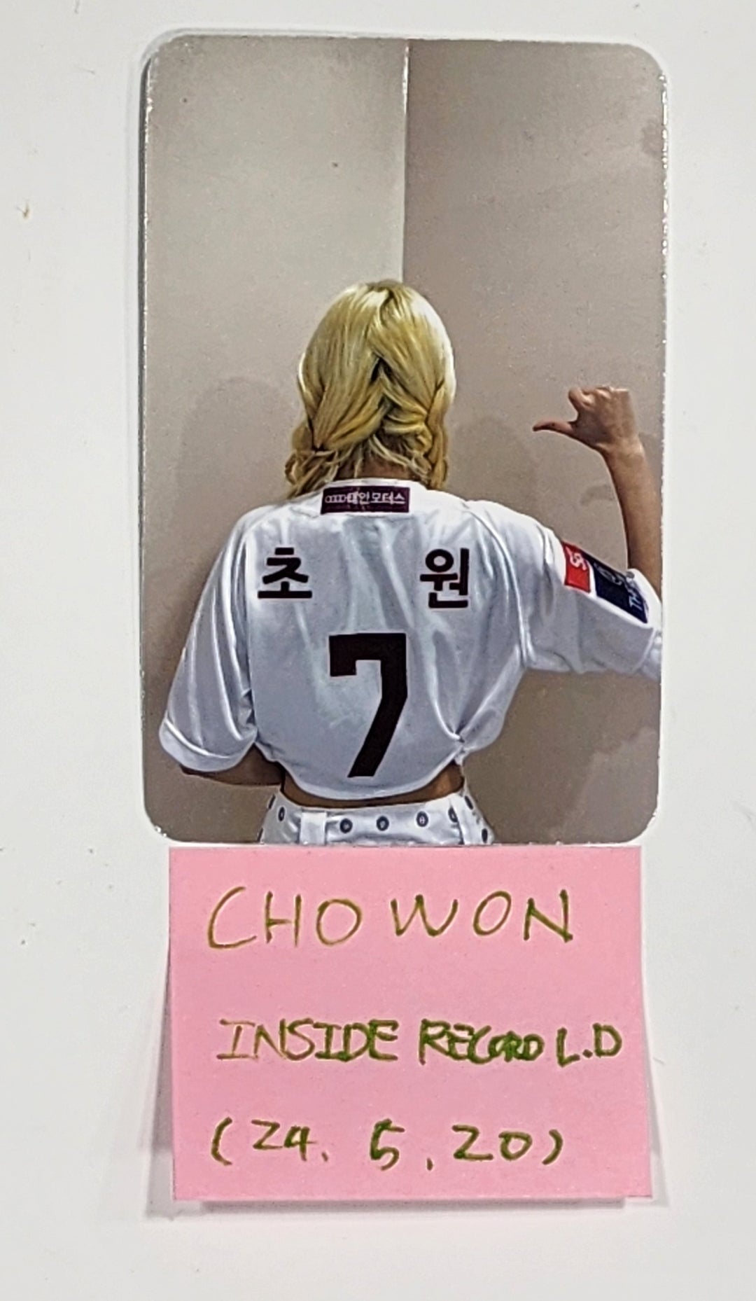Chowon (Of ICHILLIN) "FEELIN' HOT" - Hand Autographed(Signed) Photocard [24.5.20]