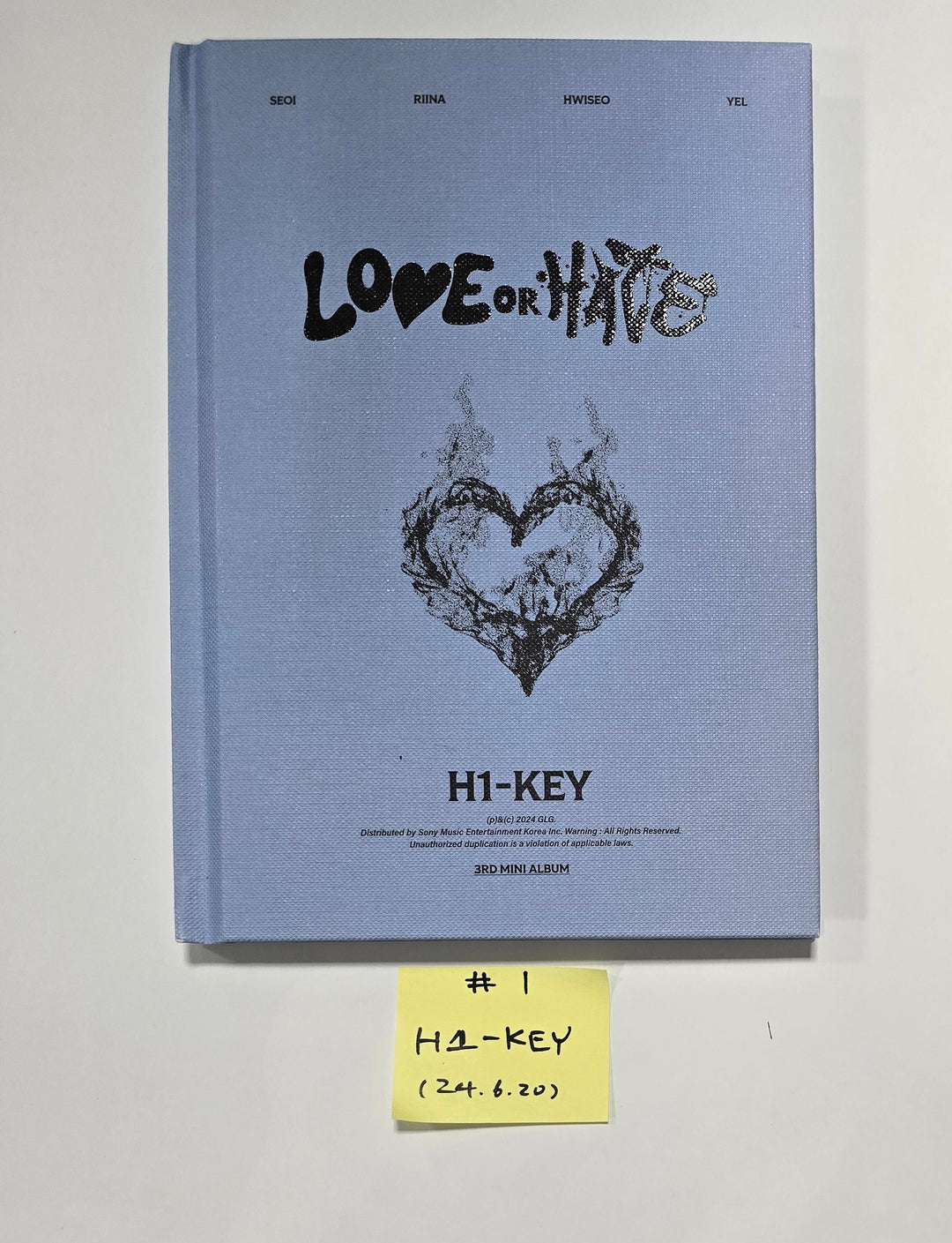H1-KEY "LOVE or HATE" - Hand Autographed(Signed) Promo Album [24.6.20]