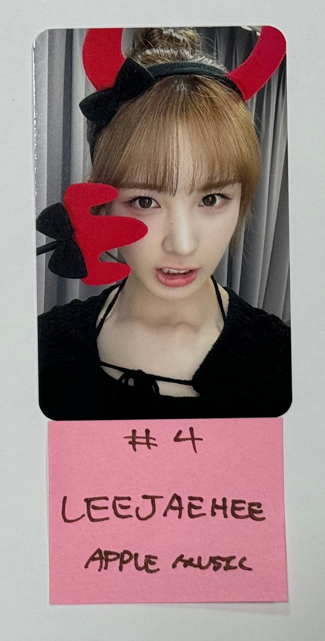 Weeekly "Bliss " - Apple Music Fansign Event Photocard [24.7.12] - HALLYUSUPERSTORE