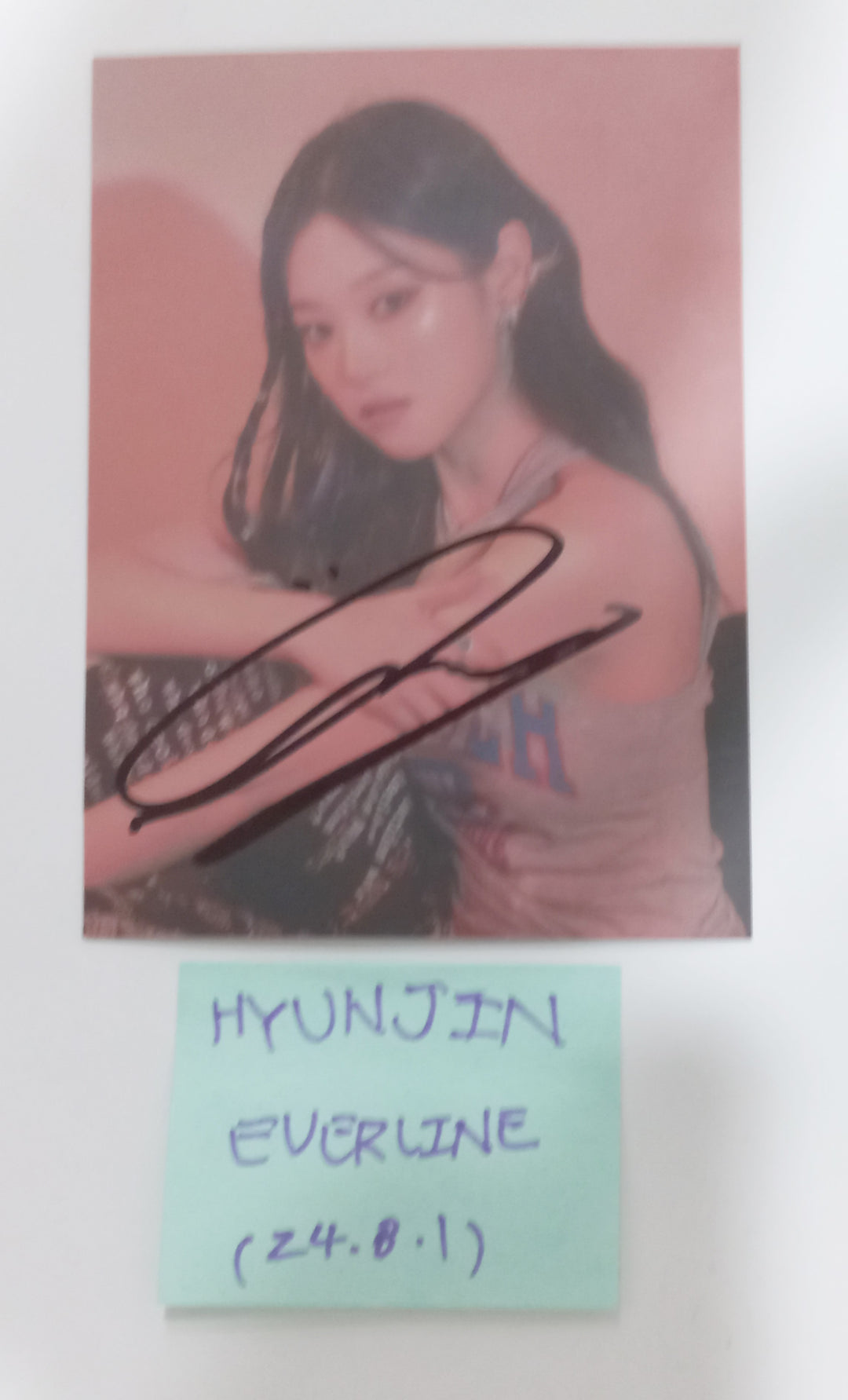 Hyunjin (Of LOOSSEMBLE) "LOOSSEMBLE" - Hand Autographed(Signed) Cut Page [24.8.1] - HALLYUSUPERSTORE