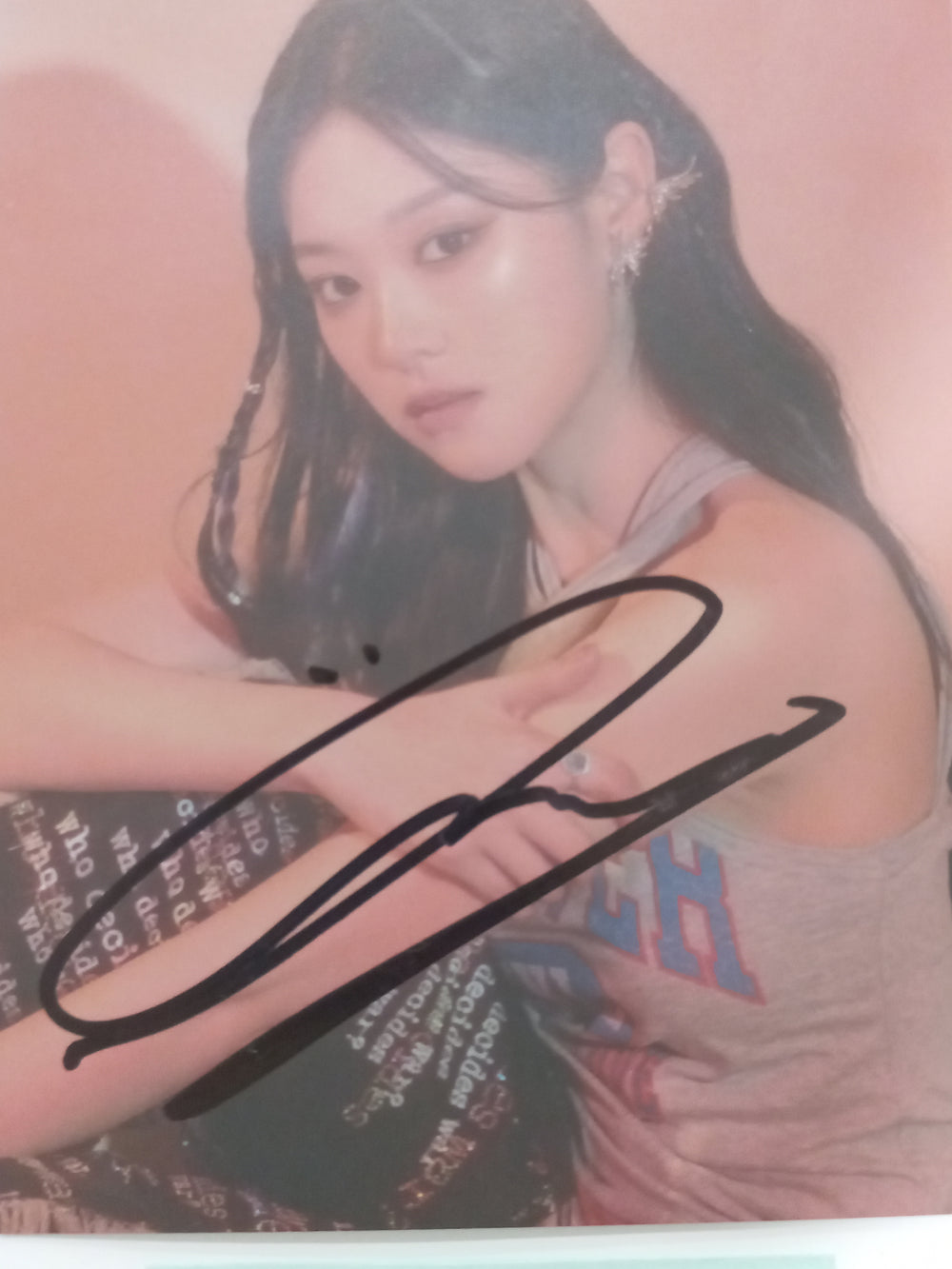 Hyunjin (Of LOOSSEMBLE) "LOOSSEMBLE" - Hand Autographed(Signed) Cut Page [24.8.1] - HALLYUSUPERSTORE