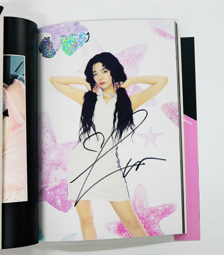 LIA (Of ITZY) "Gold" - Hand Autographed(Signed) Album [24.10.29]