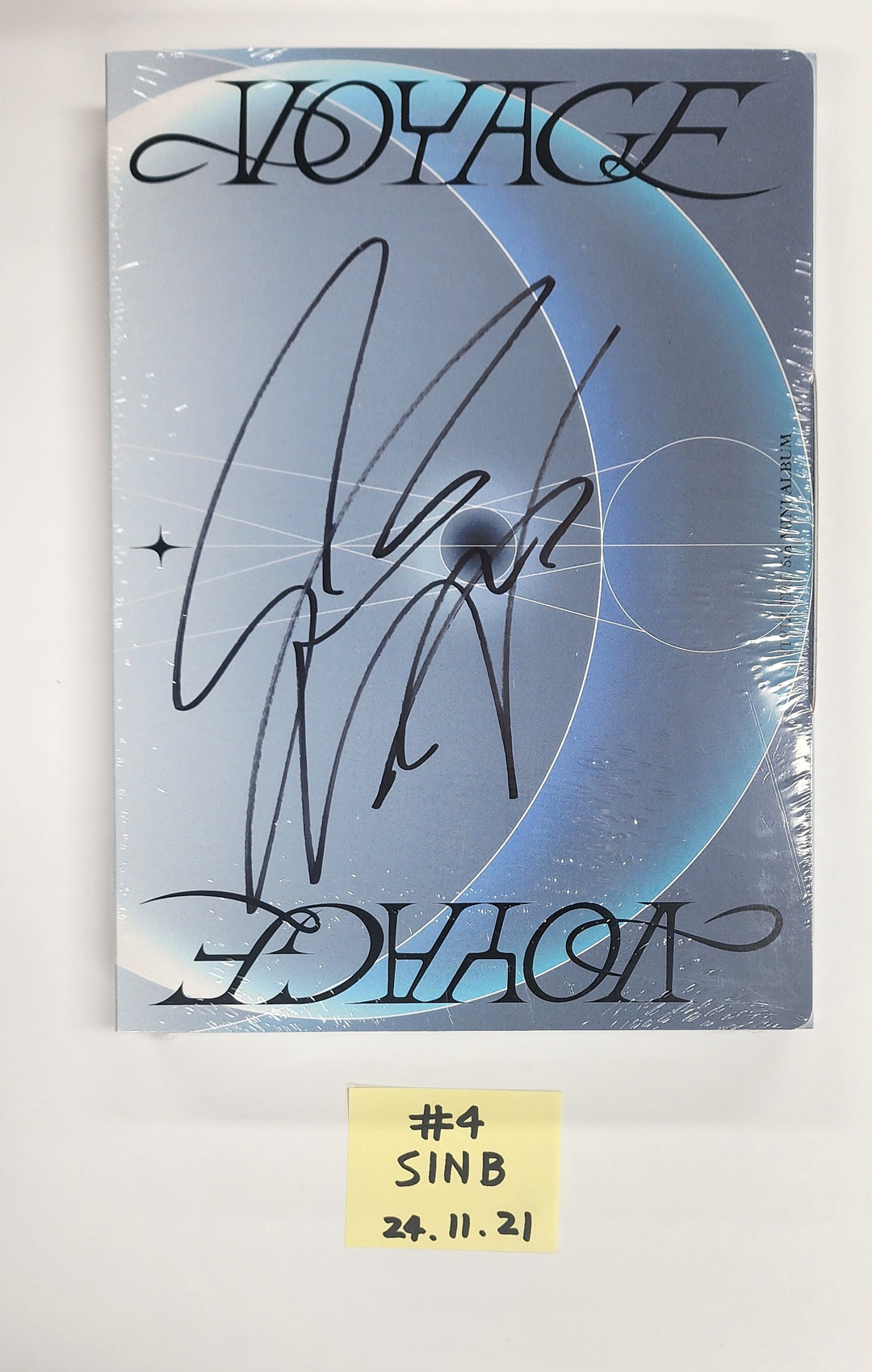 VIVIZ "VOYAGE" - Hand Autographed(Signed) Album [24.11.21]