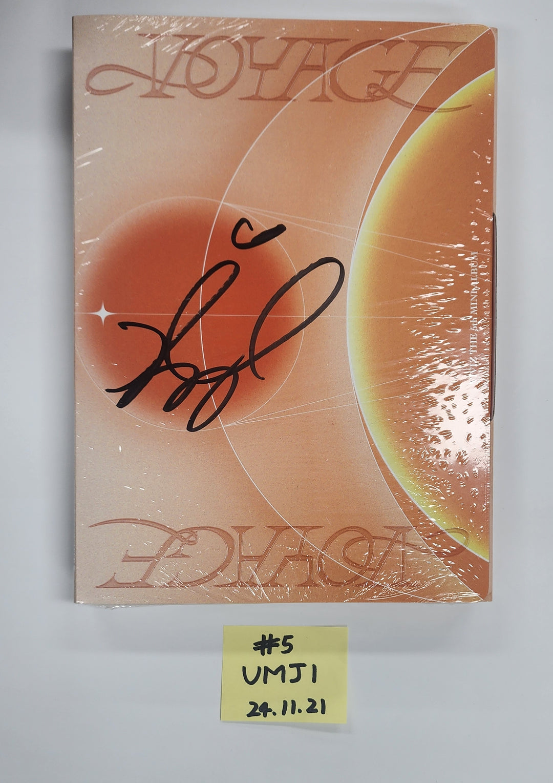 VIVIZ "VOYAGE" - Hand Autographed(Signed) Album [24.11.21]