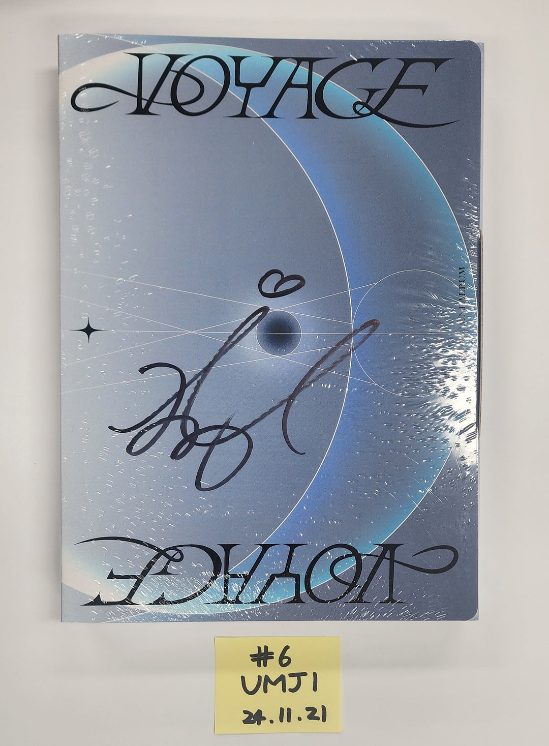 VIVIZ "VOYAGE" - Hand Autographed(Signed) Album [24.11.21]