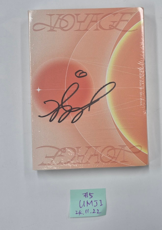 VIVIZ "VOYAGE" - Hand Autographed(Signed) Album [24.11.22]