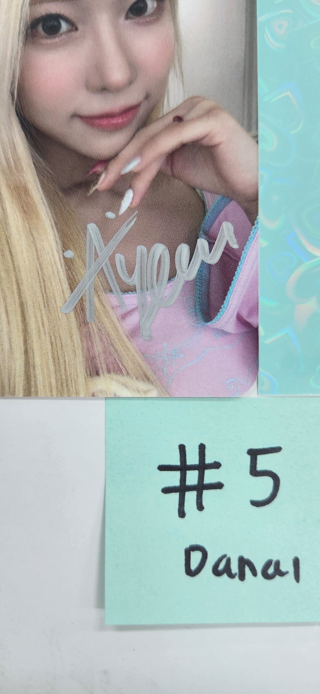 LOVEONE "FUNNY HONEY" - Hand Autographed(Signed) Photocard [24.11.25]