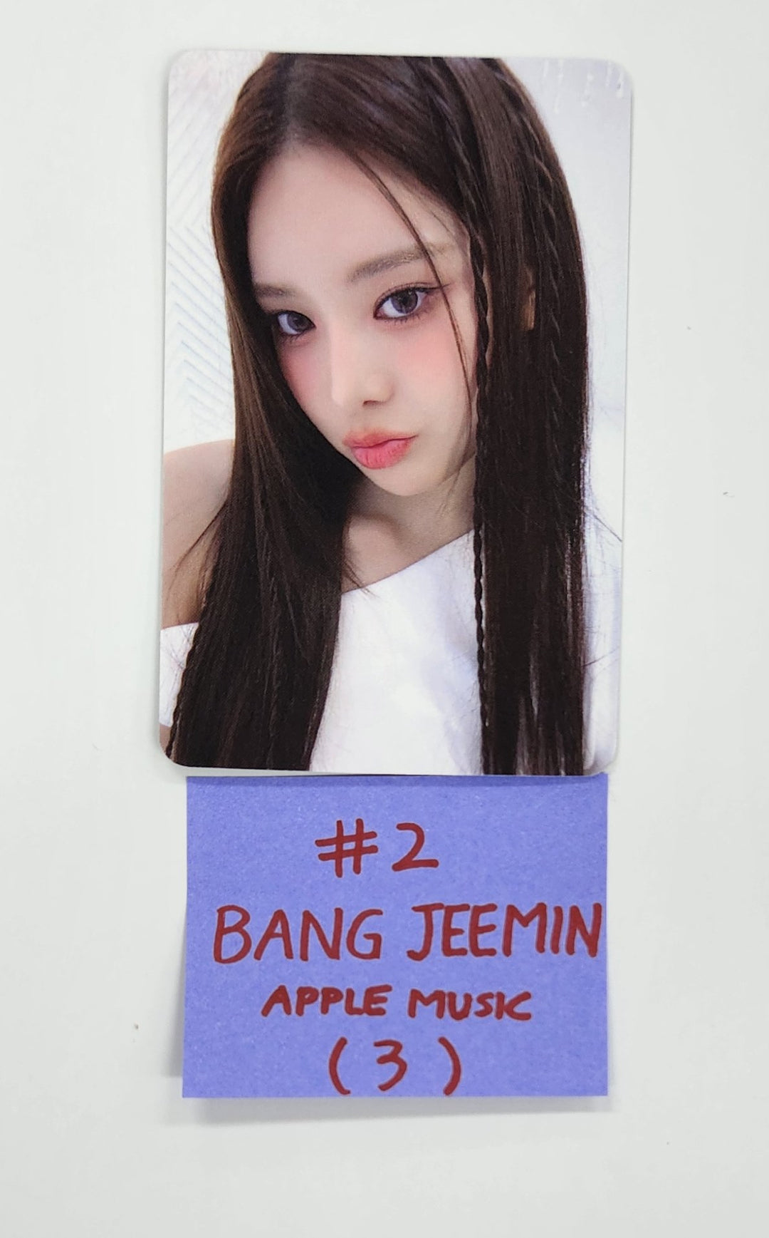 IZNA "N/a" - Apple Music Pre-Order Benefit Photocard [24.11.26]